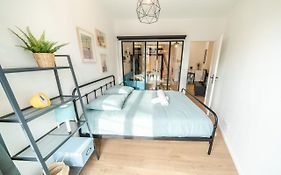 The Tanneurs - Charming 6-Person Apartment - Steps From Valmy Metro